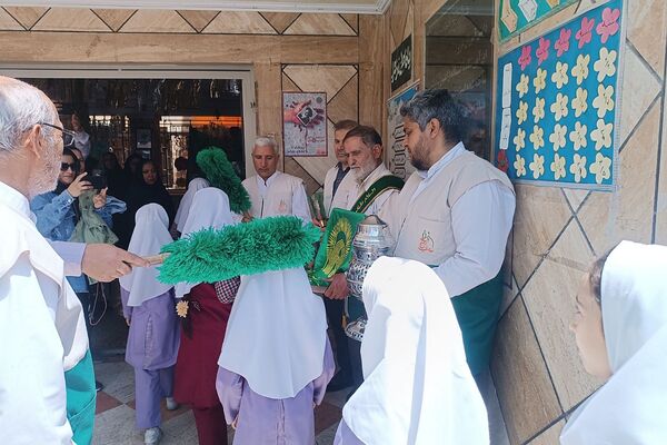 مراسم  پرچم گردانی  بارگاه حضرت علی بن موسی‌الرضا (ع) در مدرسه باهنر ملارد به مناسبت دهه کرامت