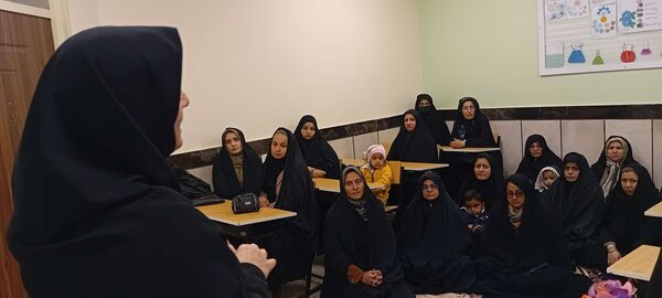 جلسه انجمن اولیا و تحویل کارنامه هشدار دبیرستان مادرمهربان خلیل آباد
