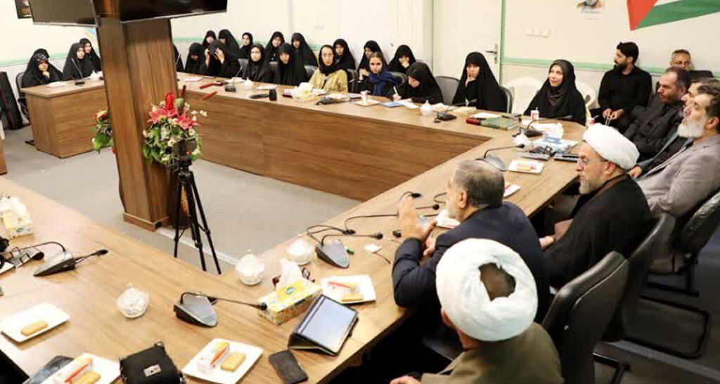 نشست بصیرتی دختران حاج قاسم با حضور سردار آبنوش