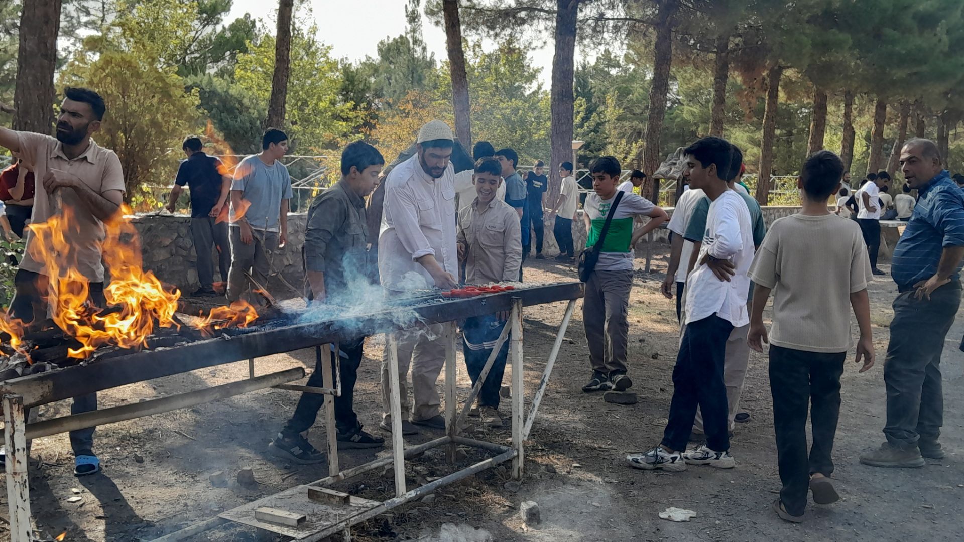 خودکفایی در آشپزی؛ دانش‌آموزان جوجه را از زغال تا سفره رساندند
