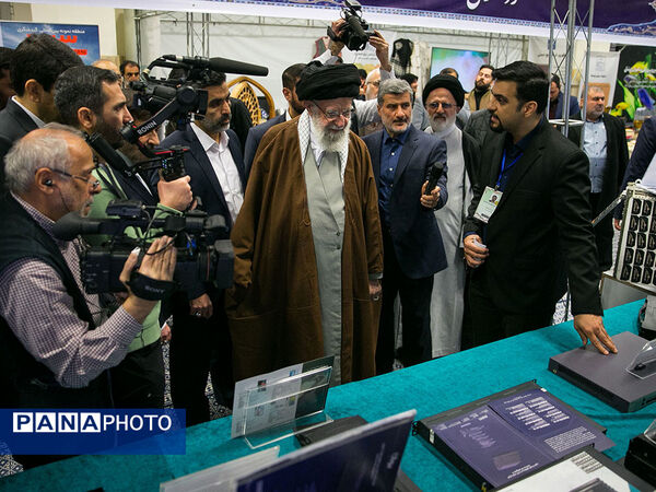 بازدید رهبر انقلاب از نمایشگاه دستاوردهای بخش خصوصی