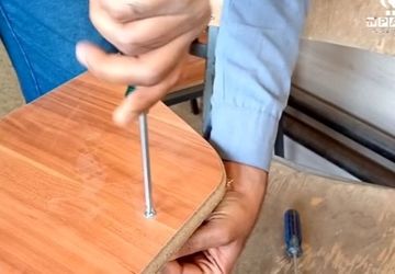 روایت دانش آموز و پدری که بی ادعا صندلی های مدرسه را تعمیر کردند