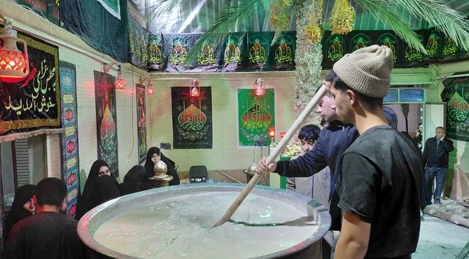 آیین پخت سمنو به مناسبت ایام فاطمیه در شهیدیه میبد