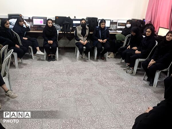 تقدیر از مهندسان آینده در دبیرستان فدک