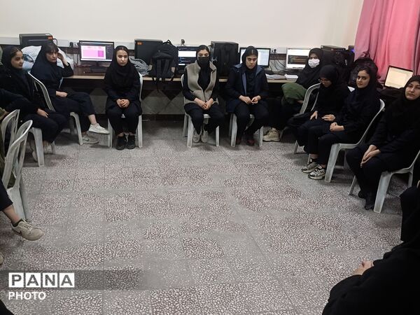 تقدیر از مهندسان آینده در دبیرستان فدک