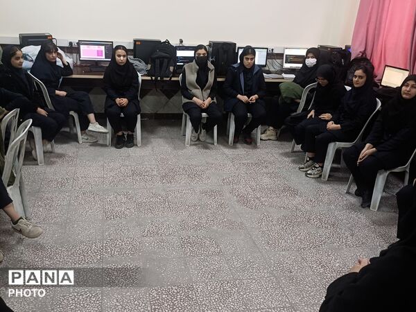 تقدیر از مهندسان آینده در دبیرستان فدک