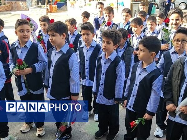 آیین جشن شکوفه‌ها در دبستان شاهد شهید بهنام محمدی ناحیه 2 کرج 