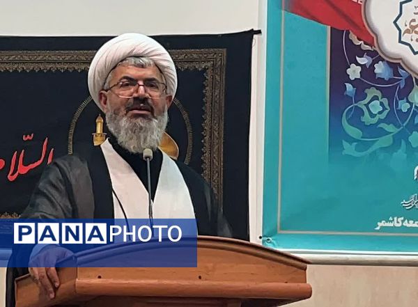 دیدار اعضای بسیج دانش آموزی و اعضای انجمن اسلامی با امام جمعه شهرستان کاشمر 