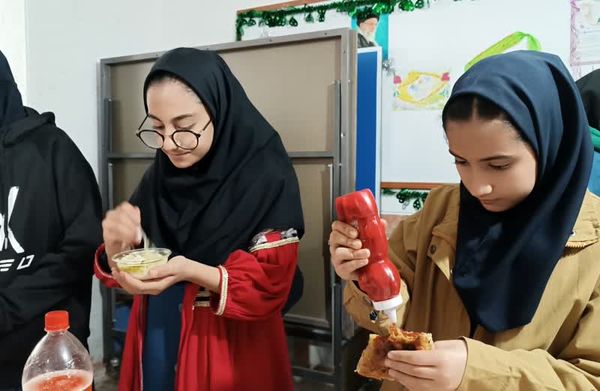 برپایی بازارچه کسب و کار دانش‌آموزی مدرسه الزهرا مارگون