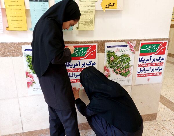 گرامیداشت ۱۲ بهمن در دبیرستان نماز و نیایش