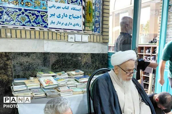 حضور دانش‌آموزان مدرسه صدرا و رئیس اداره ورزش و جوانان در نماز جمعه ورامین