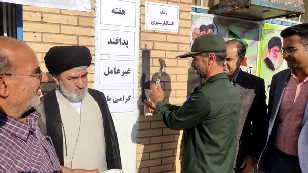 زنگ آغاز هفته پدافند غیرعامل در هنرستان آیت‌الله خامنه‌ای 