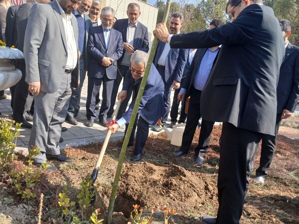 کاشت نهال یادمان صحن دانش تا کرسی قانون‌گذاری 