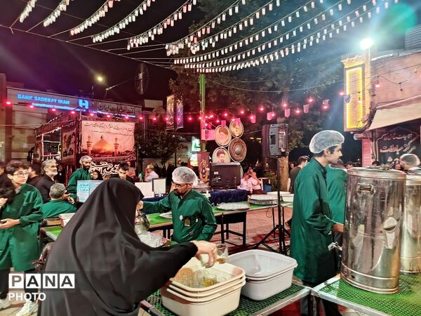 فعالیت چایخانه حضرت زهرا در شب صد و بیست و پنجم در مسجد جامع شهرستان نیشابور