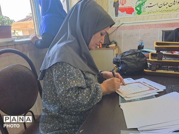 تحویل کارنامه دانش‌آموزان در مدرسه سید میرزایی