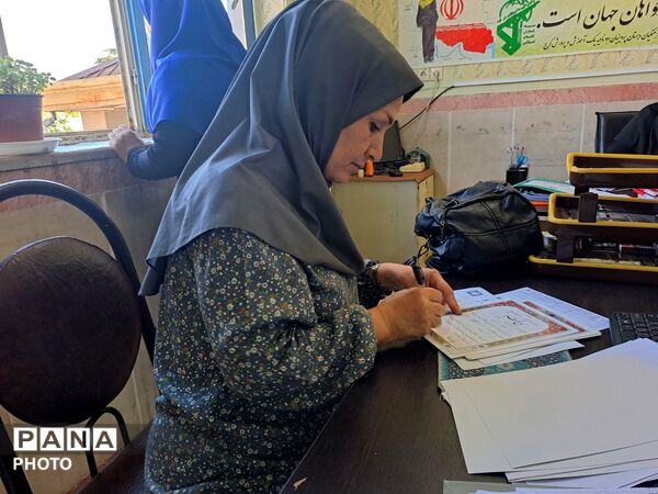 تحویل کارنامه دانش‌آموزان در مدرسه سید میرزایی