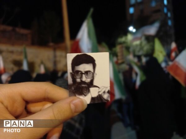 مردم تویسرکان در تجمع شبانه بر استمرار همراهی با انقلاب تأکید کردند
