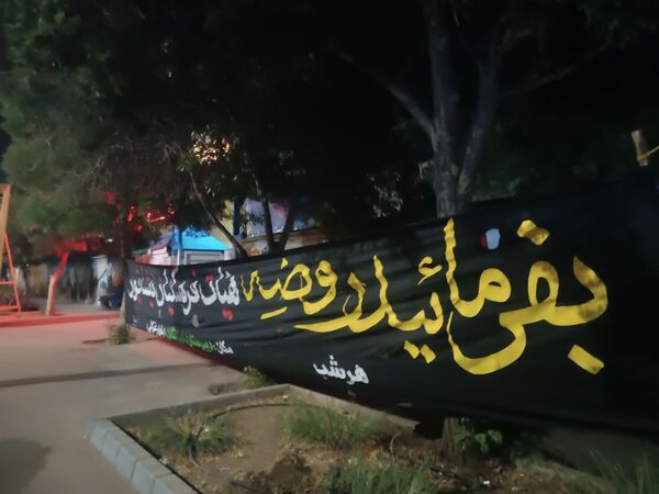 سیاه پوش کردن و آماده سازی  فضای دبیرستان فرزانگان برای  عزاداری هیئت فرهنگیان نیشابور  