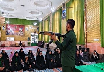 دومین جلسه کارگاه آموزشی اسلحه شناسی ویژه خواهران در حسینیه شهر بار