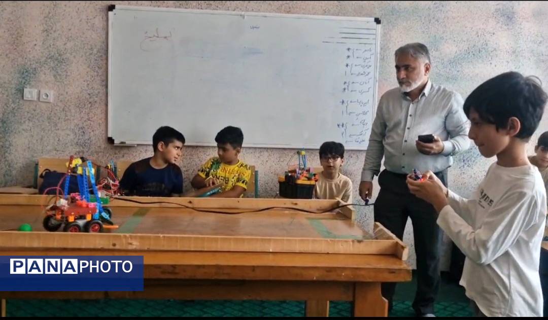 مسابقه ربات‌های ساخته شده توسط هنرجویان کلاس رباتیک کانون فرهنگی تربیتی رضوان