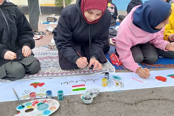 نمایشگاه دست سازه‌های دانش‌آموزان مدرسه شهید شرافت بهارستان‌دو