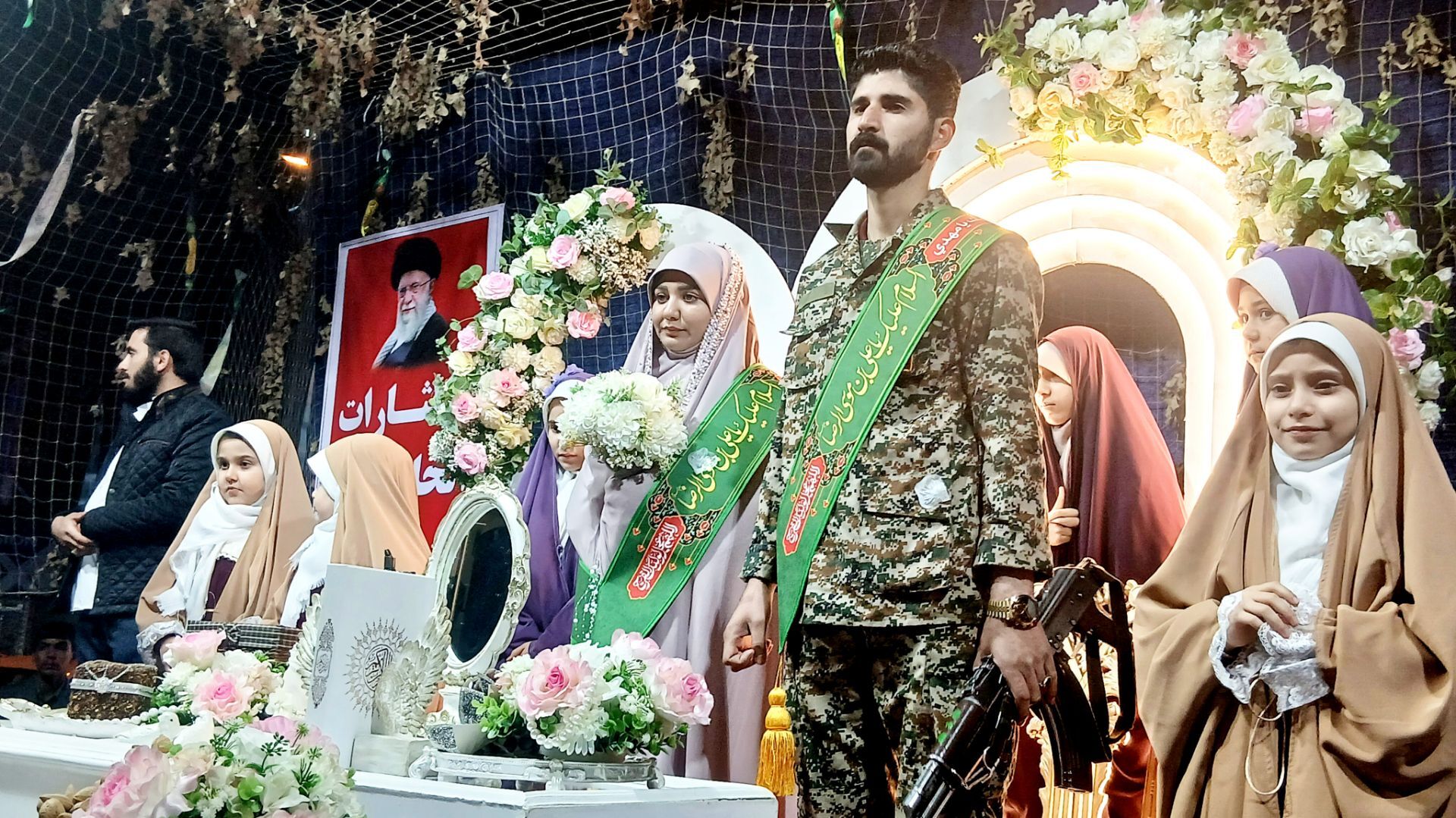عقد یک زوج بسیجی در حاشیه تجمع؛ قاب متفاوتی از «حماسه حضور» در بناب