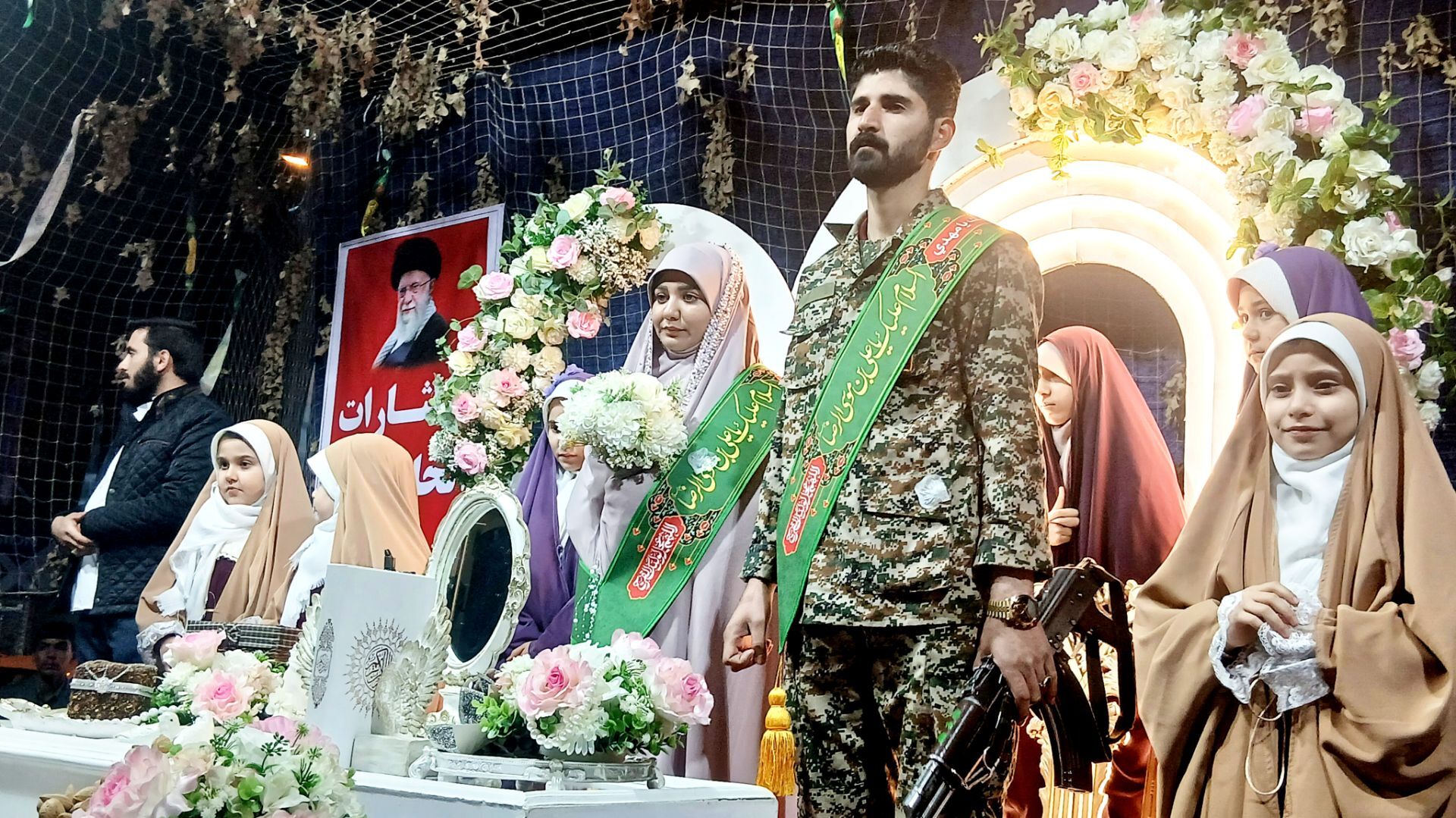 عقد یک زوج بسیجی در حاشیه تجمع؛ قاب متفاوتی از «حماسه حضور» در بناب