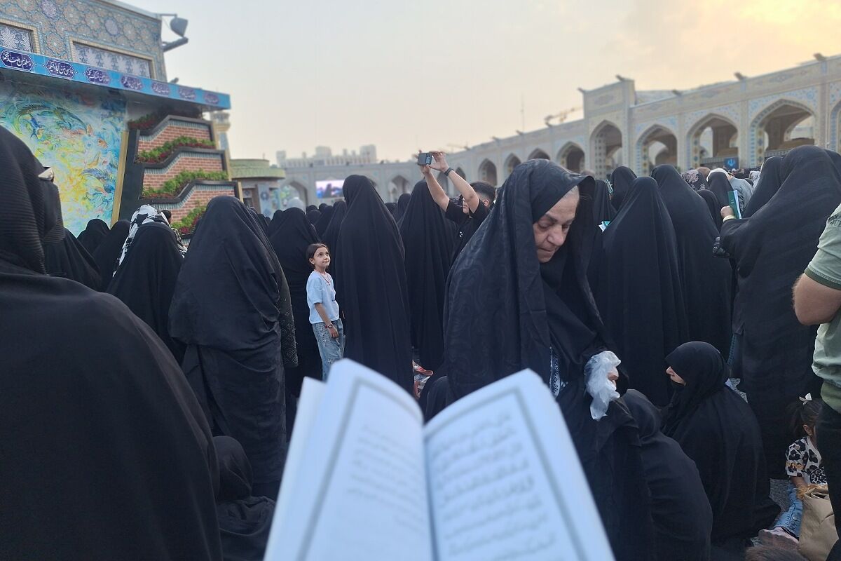 نجوای عاشقانه زائران در روز عرفه؛ مشهد الرضا غرق در زمزمه‌های بندگی