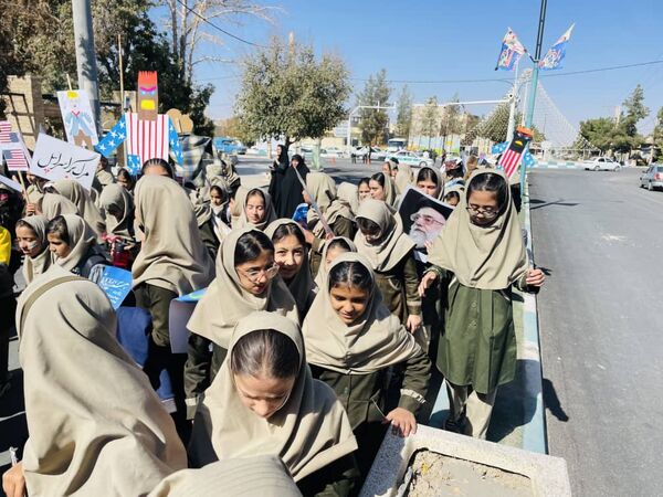 حضور پرشور دانش آموزان مدارس شهرستان خاتم در راهپیمایی ۱۳ آبان 