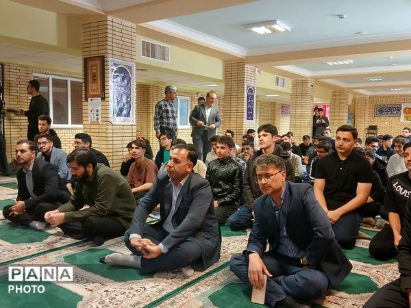 محفل‌ انس‌ باقرآن کریم در استان ایلام برگزار شد.