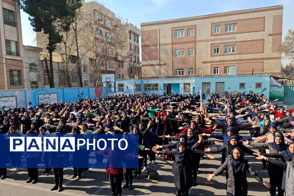 تمرین دانش‌آموزان دبیرستان حضرت ولیعصر (عج) ری یک جهت حضور در برنامه یاوران انقلاب