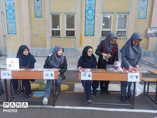 بازارچه کسب و کار دانش آموزی در دبیرستان دخترانه۱۳آبان 