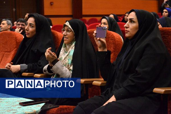 آیین تجلیل از برگزیدگان حوزه مشاوره و پیشگیری از آسیب‌های اجتماعی بهارستان‌دو