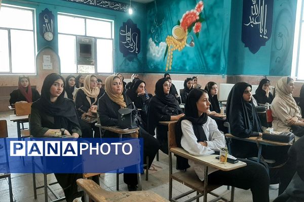  فعالیت پایگاه انتخاب رشته کنکور 1403 با حضور مشاوران برتر در شهرستان ورامین