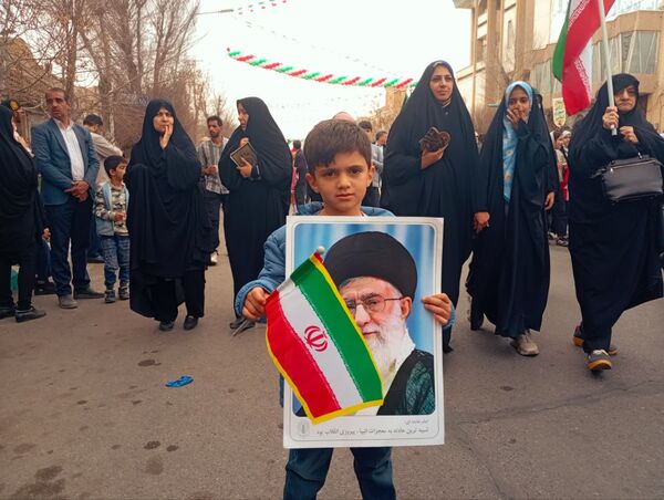 جلوه‌هایی از حضور پرشور دهه نودی‌ها در راهپیمایی ۲۲ بهمن در یزد