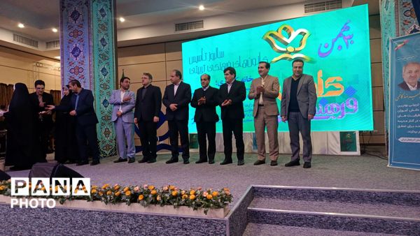 گلباران مزار شهدا به‌مناسبت آغاز هفته کانون‌های فرهنگی و تربیتی در قم