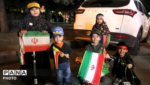 الله اکبر و پرچم ایران؛ نماد مقاومت نوجوانان همدانی در تجمعات شبانه