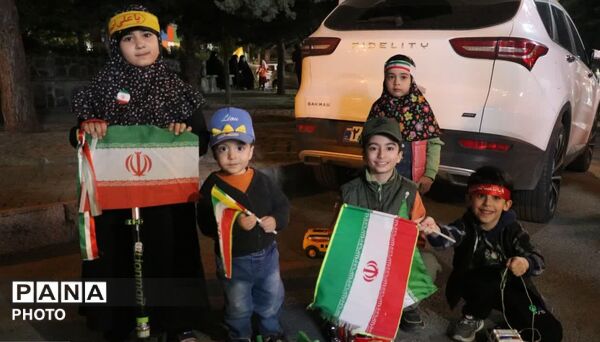 الله اکبر و پرچم ایران؛ نماد مقاومت نوجوانان همدانی در تجمعات شبانه