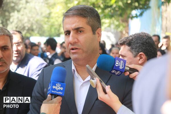 بازدید مدیرکل آموزش‌وپرورش تهران از غرفه سازمان دانش‌آموزی در آیین افتتاحیه اوقات فراغت