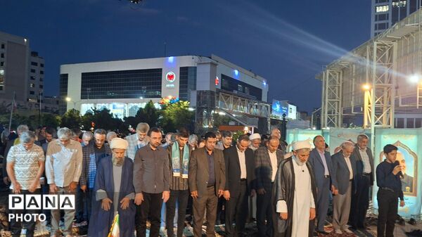 نماز جماعت در میدان جانباز مشهد با حضور وزیر آموزش و پرورش