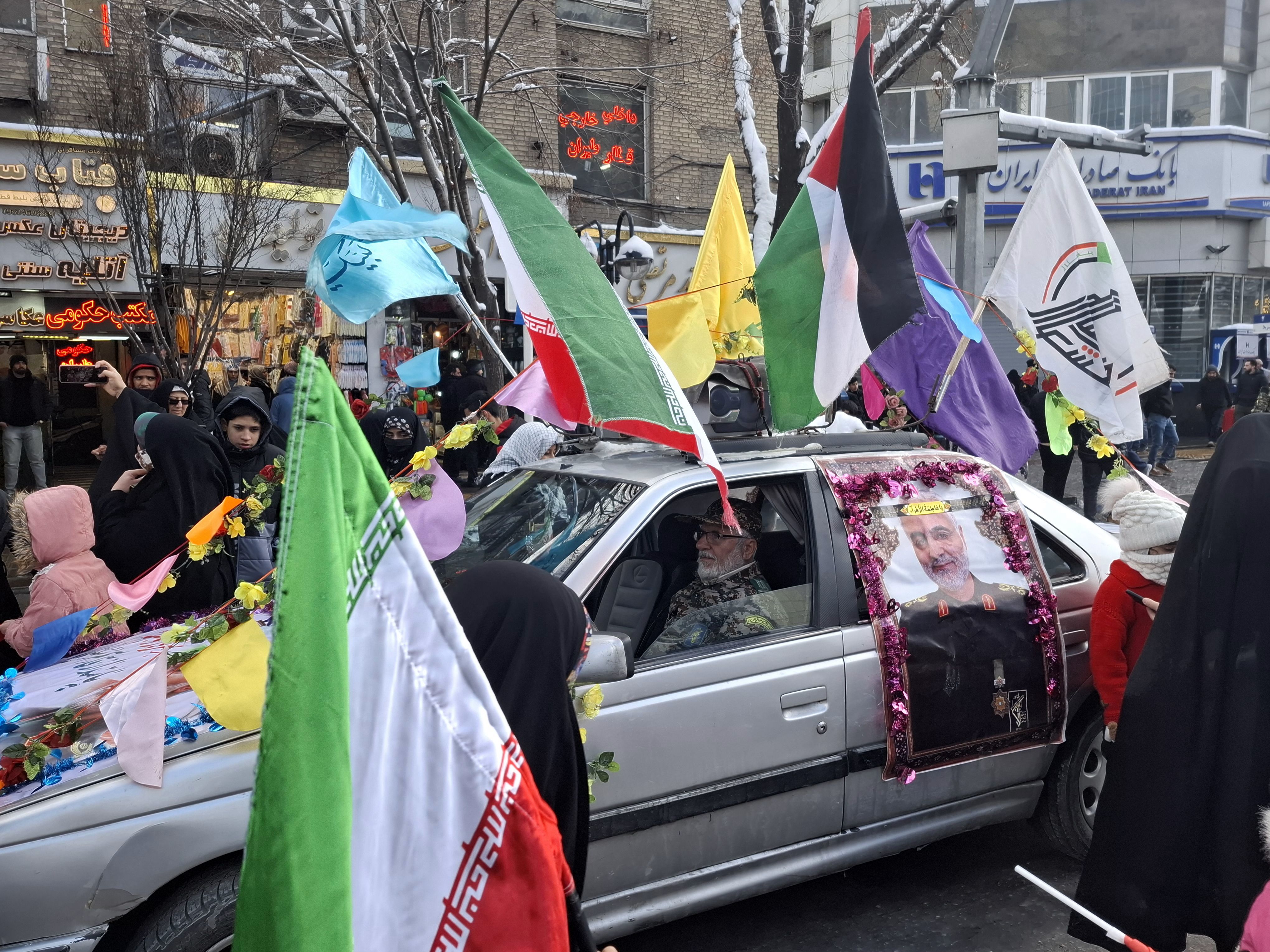 حضور پرشور همه‌ اقشار مردم مشهد در راهپیمایی ۲۲بهمن