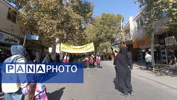 حضور پرشور دانش آموزان شهر محلات در راهپیمایی ۱۳ آبان در شهر محلات 