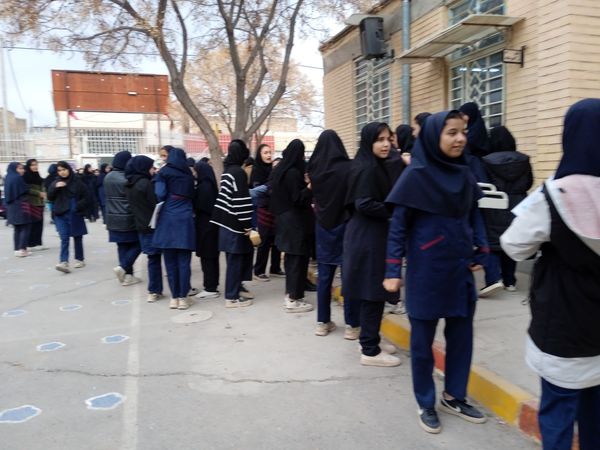 اعلام نتایج امتحانات نوبت اول دبیرستان عزت طلایی به والدین دانش آموزان 