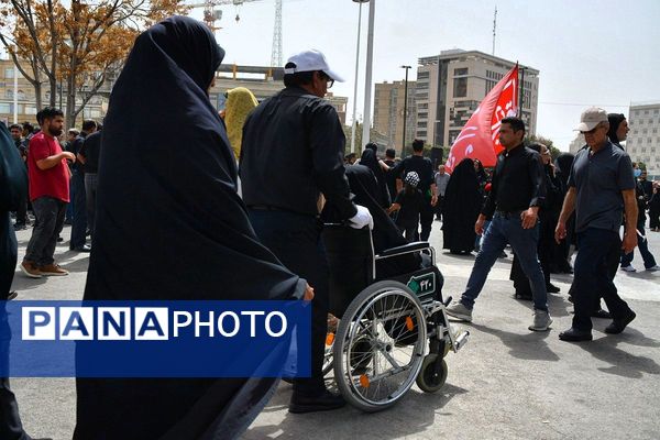 پرچم‌های عزا بر فراز حرم امام رضا(ع)