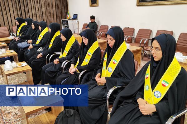 دیدار دختران دانش‌آموز سنندجی با نماینده ولی‌فقیه در کردستان 