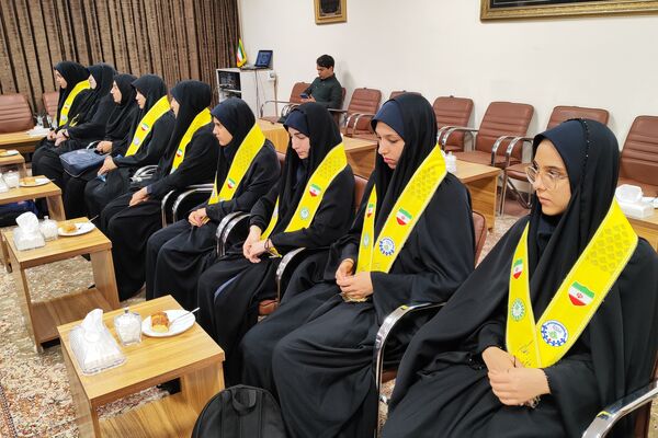 دیدار دختران دانش‌آموز سنندجی با نماینده ولی‌فقیه در کردستان 