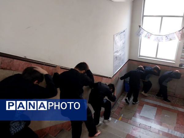 کسب آمادگی در روزهای قبل از اجرای مانور زلزله در مدرسه ملاصدرا