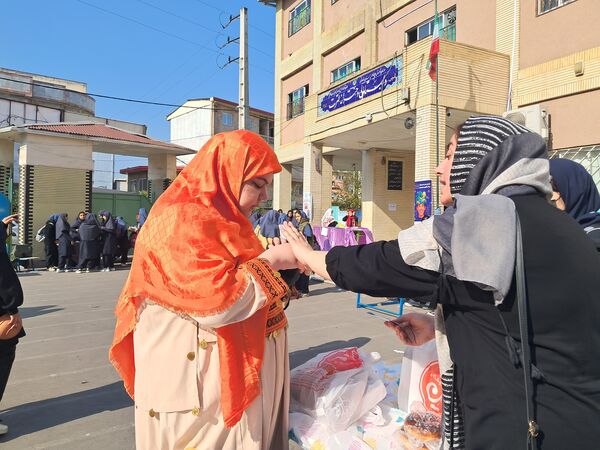 بازارچه دست‌ساخته‌های دانش‌آموزی در دبیرستان بهار آزادی قائمشهر