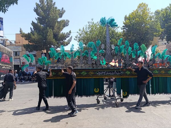عزاداری ظهر  عاشورا در خیابان‌های شهر نیشابور 
