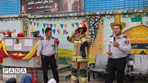 وقتی قهرمانان بی ادعا،مشق ایثار دادند. مدرسه رحمانی فرد میزبان آتش‌نشانان